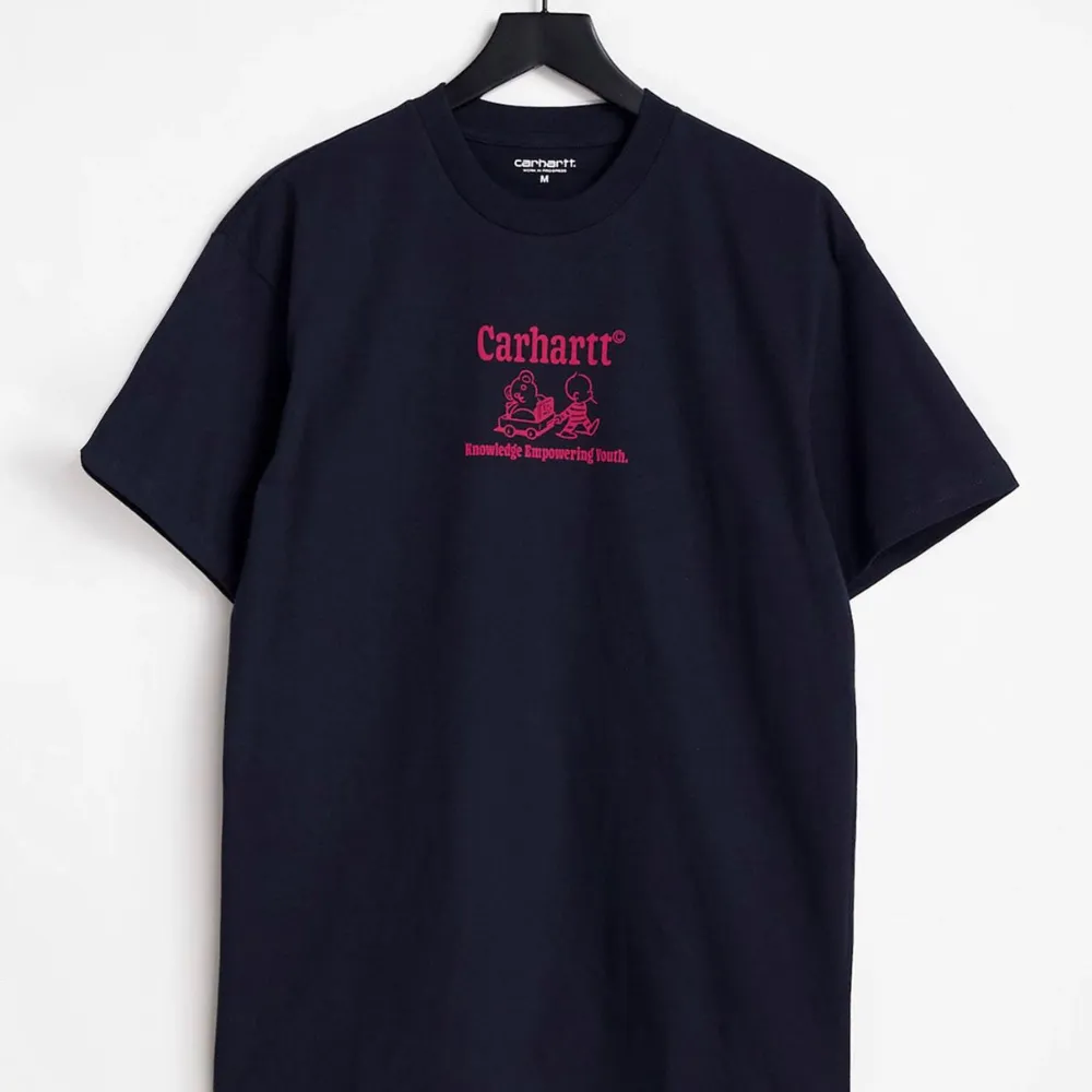 En Carhartt T-shirt i oöppnad förpackning, nyskick. Storlek L. Nypris: 649kr - Mitt pris: 199kr. Köparen står för frakt. Har du frågor, tvivla inte på att höra av dig! :). T-shirts.