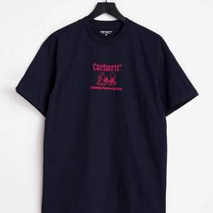 En Carhartt T-shirt i oöppnad förpackning, nyskick. Storlek L. Nypris: 649kr - Mitt pris: 199kr. Köparen står för frakt. Har du frågor, tvivla inte på att höra av dig! :)