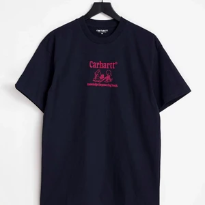 Carhartt Marinblå T-shirt med tryck - En Carhartt T-shirt i oöppnad förpackning, nyskick. Storlek L. Nypris: 649kr - Mitt pris: 199kr. Köparen står för frakt. Har du frågor, tvivla inte på att höra av dig! :)