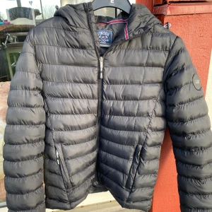 Winston vinter jacka - Bra skick på jackan, storlek M, lite liten i storleken. 