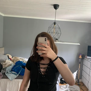 Svart tröja med snören - Fint skick