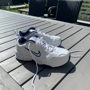 Vintage Nike sneakers st. 43 - Super coola vintage sneakers✨ säljer pågrund av att de inte kommer till användning! Använda få gånger och är i bra skick💛💛 frakt får man stå för själv! 