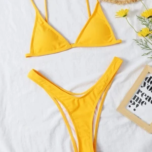 Gul bikini - Bikini stl M, inte kommit till användning då jag trodde färgen skulle var ljusare 💛