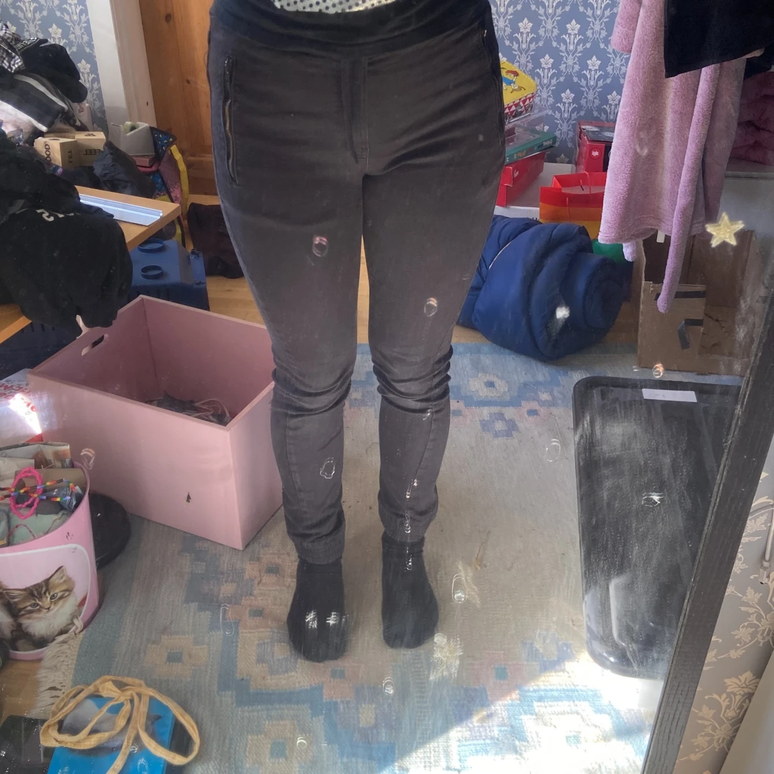 Svara skinnyjeans och en tight t-shirt - 90