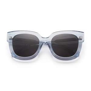 Kollar intresset på dessa Chimi solglasögon! Super fint skick endast använda ett fåtal gånger💗box samt påse medföljer! Modell 008 litchi 