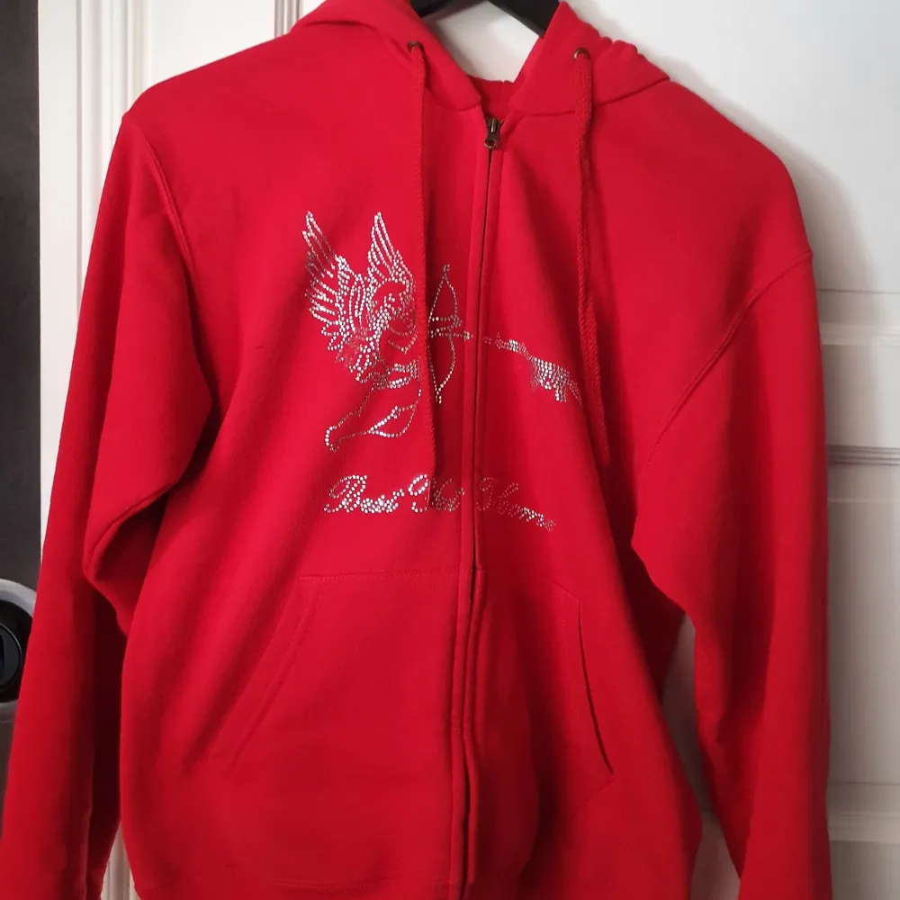 Säljer denna zip hoodie använd 3 gånger, finare skick går inte att hitta! Pris diskuteras i dm. Vid snabb affär säljs plagget för 520kr + frakt. Tröjor & Koftor.