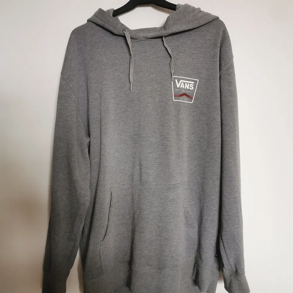 En grå hoodie från vans. Knappt använd.  Frakt ingår inte i priset. . Hoodies.