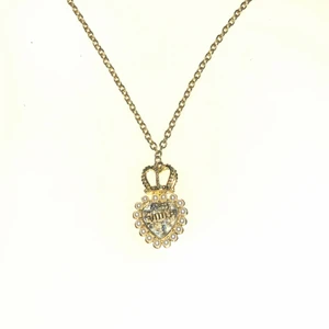 Snyggt halsband som passar alla  - Den är guldig och har pärlor 