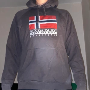 Hoodie använd sparsamt, str XL men mer som Large - Hoodie liten i storleken 