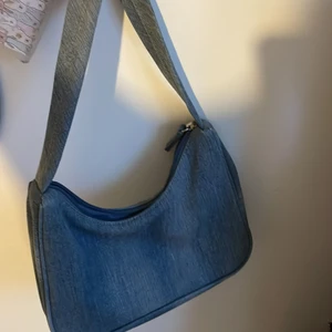 monki jeans baguetteväska - säljer den här monki baguetteväskan i mjukt jeansmaterial! ser så bra ut tillsammans med jeans och är perfekt storlek. säljer för 90kr+frakt, kan mötas upp i uppsala och pris kan diskuteras!