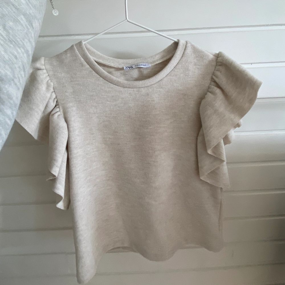 Fin volangtopp från zara, storlek m men passar även s. Aldrig använd, säljer för 139 kr + frakt (51 kr). BUD ÄR BINDANDE OCH MÅSTE DÄRFÖR KÖPAS. Köp direkt för 329 kr + frakt (51 kr). Toppar.