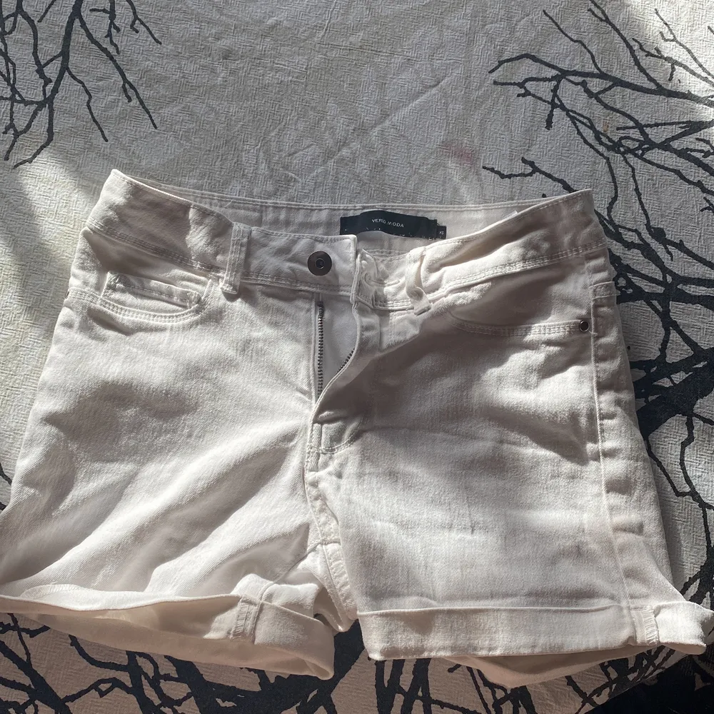 Super fina somriga shorts ifrån Vero moda i xs💗 köpt för 250kr💗. Shorts.