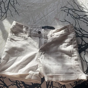 ⭐️Vita shorts från vero moda⭐️ - Super fina somriga shorts ifrån Vero moda i xs💗 köpt för 250kr💗