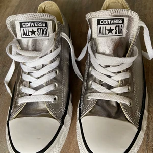 Glittriga/skimrande converse - Funderar på att sälja mina näst intill oanvända silvriga converse i storlek 39!⭐️ Jätte fina och häftiga men har inte kommit till användning🌸 Ge bud om ni är intresserade💜