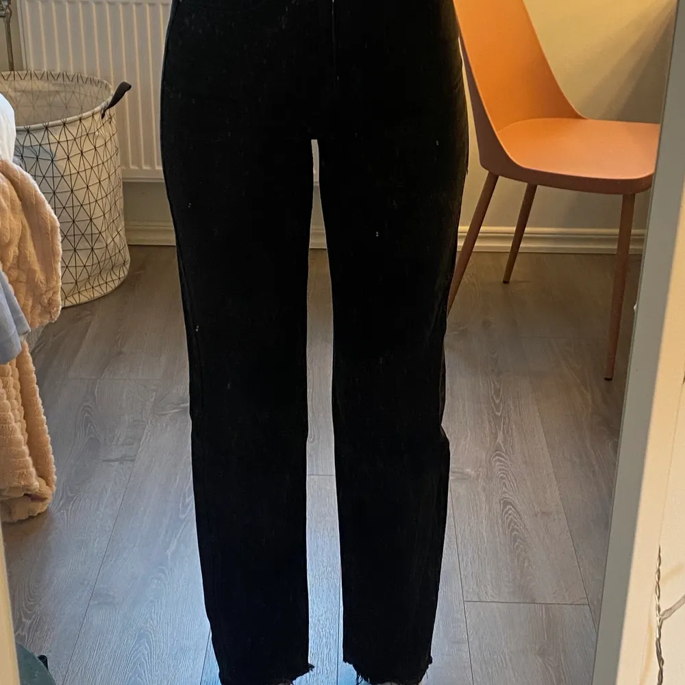 Svarta jeans från NAKD. ofta använda men är i fint skick, säljer då jag ej använder dem alls längre. . Jeans & Byxor.