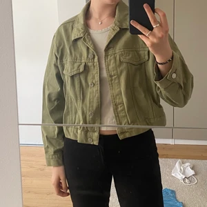 Jeansjacka - Säljer denna oversized jeansjacka från ginatricot! Köparen står för frakten! Höj budet med minst 10kr!