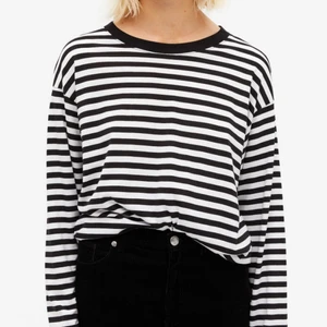 Tröja - Säljer denna randiga tröja då den inte kommer till användning. använd några få gånger, fint skick.