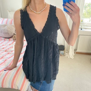 Linne  - Köpt från Pull & Bear. Kan användas som ett linne (ganska långt) eller som en kort klänning. Storlek S. Men vill man ha den som en klänning skulle jag säga XS. 