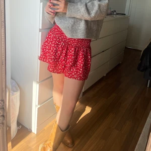 Kjol - Så fin volangkjol ifrån Shein, jättestretchig med resor i midjan 💕 150 kr inklusive frakt!