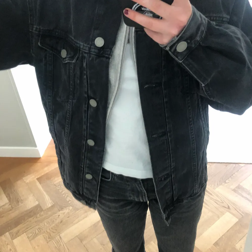 Säljer denna extremt najs jeans jackan ifrån asos. Den är i storlek 32 men sitter väldigt oversized vilket gör att den får en väldigt snygg passform. Perfekt nu till våren!. Jackor.