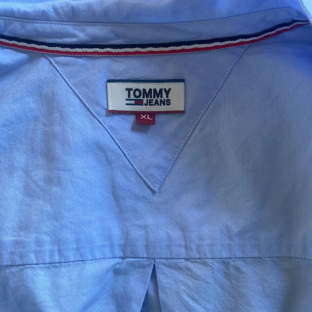 En Tommy Hilfiger skjorta i bra skicka använd en gång, kan vara liten i storleken beroende på kropp. Skjortor.