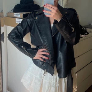 Skinnjacka - Oversized skinnjacka ifrån Missguided, jättebra skick utan skador 💕🫶🏼🫶🏼