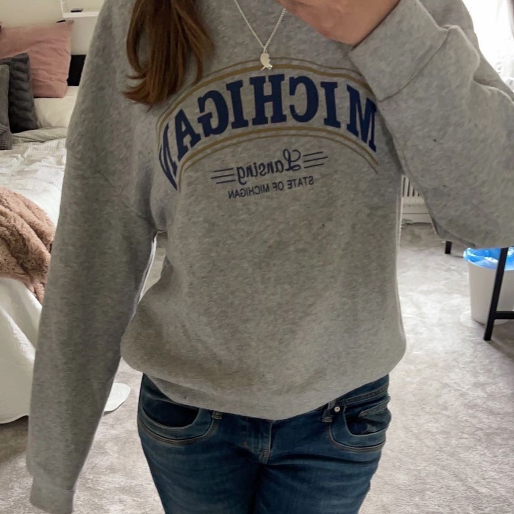 Säljer två tröjor från shein i olika skick. Första tröjan är i bra skick, lite nopprig (men inget man tänker jätte mycket på) i storlek M. Den andra är i nyskick i storlek S. Jag säljer båda tröjorna för 65 kr + frakt . De är bara att höra av sig för mer info/bilder!. Tröjor & Koftor.