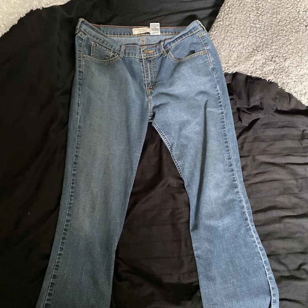 jeans jag använde för över ett år sen. helt nytt stil nu och vill sälja lite gamla fina plagg. dessa jeansen skulle nog passa bra på någon 170-174 cm lång kanske. går att pruta lite kanske. skriv för mer bilder. Jeans & Byxor.