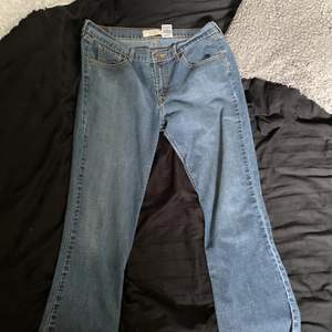 jeans jag använde för över ett år sen. helt nytt stil nu och vill sälja lite gamla fina plagg. dessa jeansen skulle nog passa bra på någon 170-174 cm lång kanske. går att pruta lite kanske. skriv för mer bilder