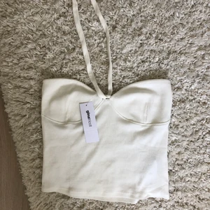 Sommar topp - Snyggt linne från gina oanvänd! Säljer pga ångra mig men slängt kvittot Kan tänka mig 130kr ingen frakt tror jag men kom gärna med skam bud