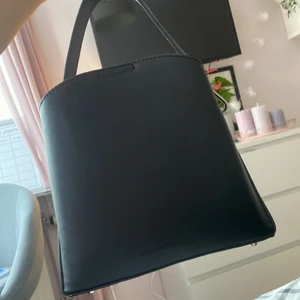 Väga  - Jag funderar på att sälja eller byta den väska mot ngt eller aaa. Den har kanpt använts och kostar cirka 500 kr- 1000kr helt ny. Jag FUNDERAR PÅ ATT SÄLJA DEN ELLER BYTA DEN. Jag byter den hälst mot en väska ☺️