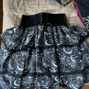 Killstar Moon Corset skirt - Superfin Moon Corset skirt. 250 kr plus 66kr spårbar frakt (eller så kan jag hitta ett billigare alternativ)  Kjolen är i jättefint skick och är ej använd speciellt mycket. 