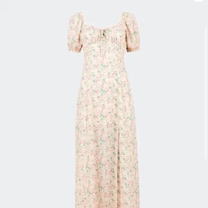 Klänning med slits - Slutsåld klänning från bikbok, använd en gång🥰