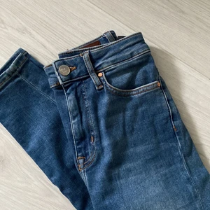 jeans  - jättestrechiga skinny jeans från bikbok, använda ett fåtal gånger, nypris 500-600kr