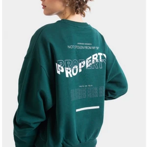 Hoodie med tryck  - Säljer min jätte fina lite oversize sweatshirt med tryck på ryggen, använd fåtal ggr och i nyskick. Skriv privat för fler bilder. Nypris 499kr, köparen står för frakten.💕
