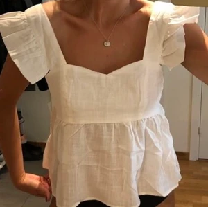 Sommartopp Shein - Vit Sommartopp från Shein. Köpt här på Plick. Aldrig använd av mig då den är lite stor, använd enstaka gånger av förra ägaren. Finns möjligtvis små fläckar på plagget från förra ägaren, har nästan fått bort allt! Skriv för bilder! Köparen=frakt🤍