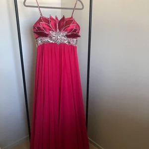 Aftonklänning  - Aftonklänningen är i jättefint skick. Har storlek 34-46 beroende på byst storleken. 