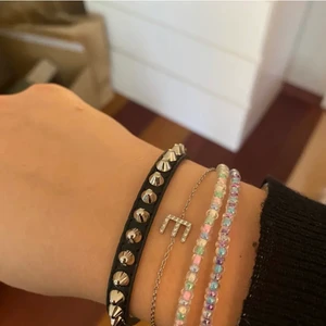 Armband edblad - Säljer detta armband från Edblad som är köpt här på plick men som tyvärr inte kommer till användning, jättefint nu till sommaren❤️frakten är 15 kronor❤️