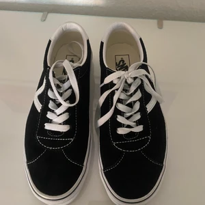 Vans skor  - Säljer mina snygga gamla Vans som jag endast använt ett fåtal gånger. De är i princip som nya och är i storlek 38. 
