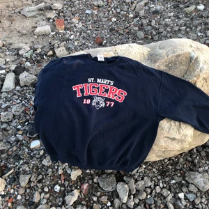 Sweatshirt!! 🌅🌆 - Sweatshirt från St Marry Tigers. Storlek XL. Tröjan är i bra skick. Tveka inte att höra av dig om du undrar något! 🌱🌅