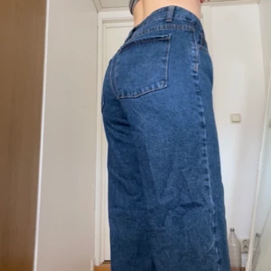 Blåa jeans - Blå jeans som nästan aldrig har används, pris går alltid att diskutera och kolla även in min profil då paketpris alltid är möjligt💕💕