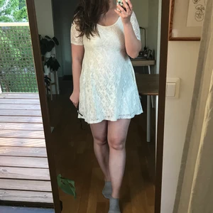 Vit spetsklänning - Vit spetsklänning från Indiska i storlek S, supersöt! Perfekt för studenten, midsommar eller bara en härlig sommardag. Får alltid komplimanger när jag har på mig denna. Aningens genomskinlig. Köper du denna så får du välja något för 20kr att få på köpet.