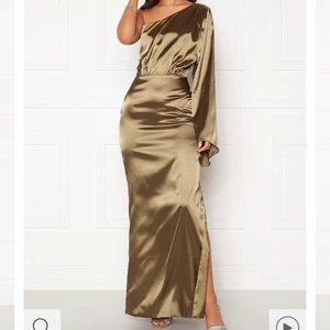 Balklänning - Säljer denna långklänning, guld/grön, oanvänd med lapparna kvar. Nicole falciani collection