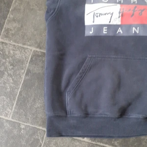 Tommy Hillfinger huvtröja - Huvtröja märke Tommy Hillfinger  Stl M Ej figursydd  Stl M Passar både tjej och kille