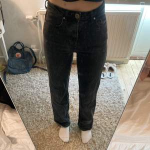 Svarta högmidjade straightleg jeans från madlady. Storlek  34. Är mot det strechigare hållet och är perfekta i längden för mig (160cm). Frakt ingår inte.