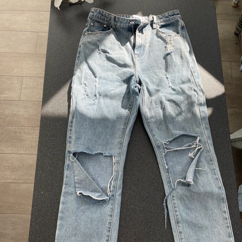 Ett par princesspolly jeans med cutouts i storlek S. Bra passform. Frakt ingår i priset. Använder Swish.😊. Jeans & Byxor.