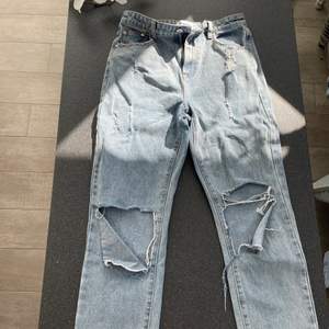 Ett par princesspolly jeans med cutouts i storlek S. Bra passform. Frakt ingår i priset. Använder Swish.😊