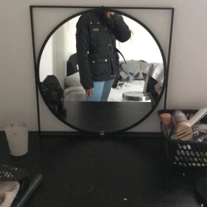 Säljer barbour jacka i väldigt bra skick - Hej, säljer denna jacka, den är i bra skicka inte trasig någonstans eller så. Den är får barbour och det står att den är u storlek XL men det tycker jag verkligen inte den är snarare i S eller XS. Pris diskuteras men minsta pris ligger på 350kr.den är super fin.den är inte använd mycket kanske runt 10-15 gånger 