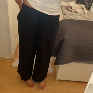Nya svarta linnebyxor - Nya svala linnebyxor med knute i toppen, säljes pga inte används, är 170 och har väldigt långa ben och får ner för anklarna på mig, endast använda ett fåtal gånger, buda från 150