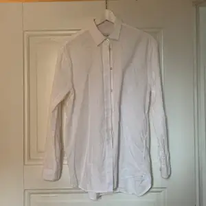 Skjorta köpt förra året för 700kr, använd få tillfällen. Lite lägre och  100% bomull